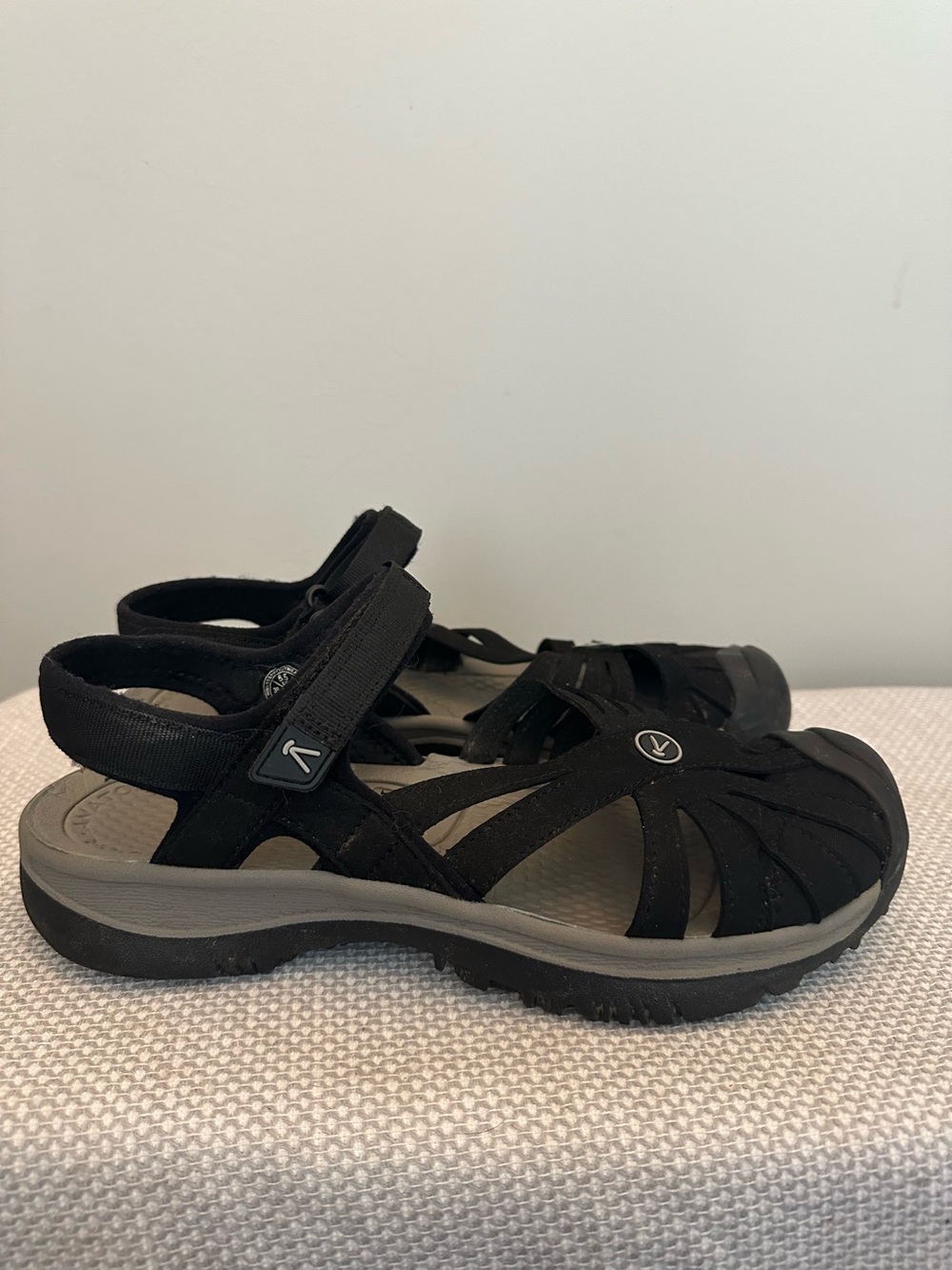 Keen Rose Sandals Black/Grey Women’s 8.5 Closed Toe Hiking Outdoor Gorpcore EUC